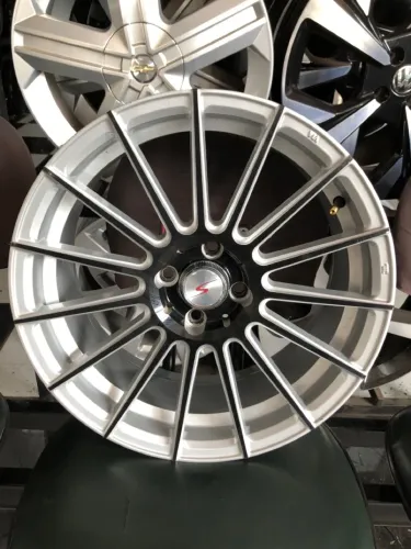 Rodas de liga leve Esportivas aro 17 semi-novas 