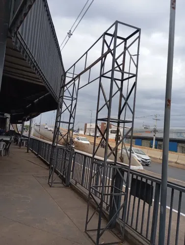 Portal C/Estrutura Quadrada 50cm treliçada em aço reforçado C/4m de Altura e 3m de largura