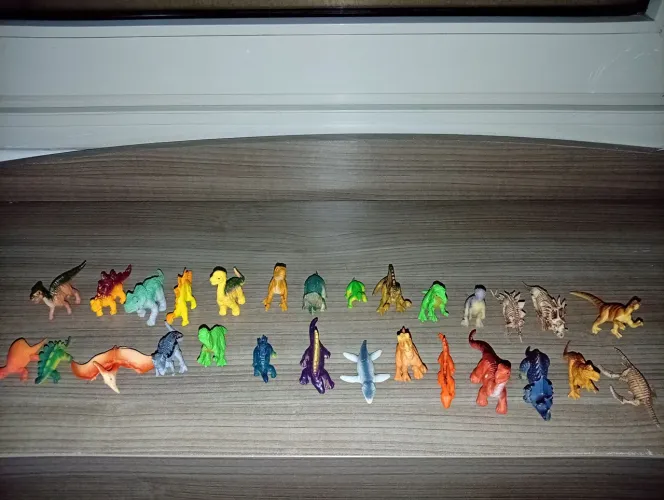 Dinossauros em miniatura - 28 no total. Ótimos para amantes de brinquedos de dinossauros.