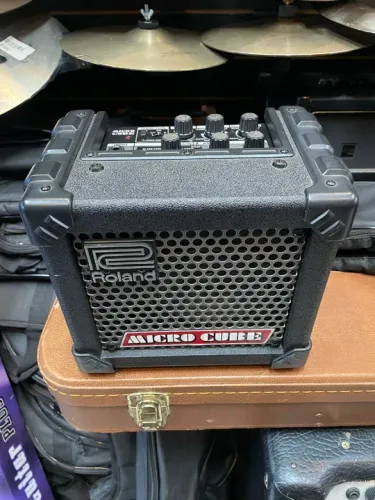 Amplificador Roland Micro Cube com fonte 9v