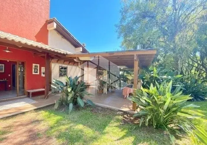 Casa com piscina, condomínio fechado em Gravataí.