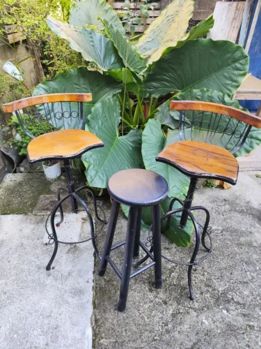 Conjunto de cadeiras e banquinho para decorar