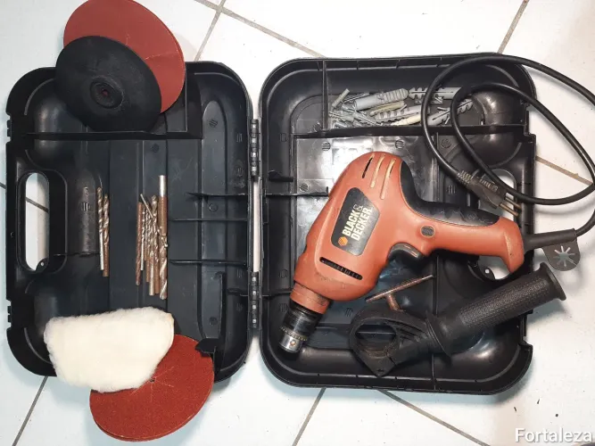 Furadeira Black & Decker com acessórios