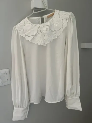 Blusa branca com gola bordada