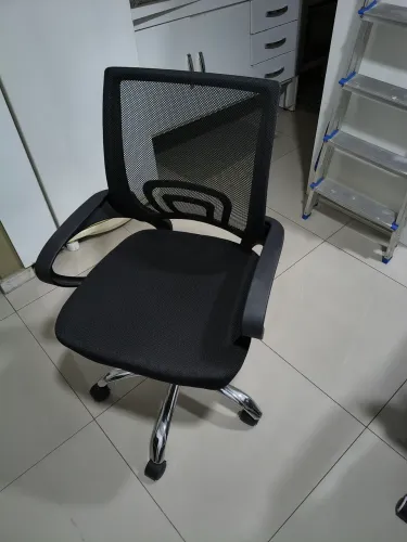 Cadeira de escritório praticamente nova