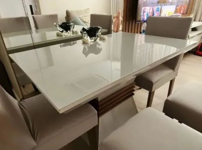 Mesa e 4 cadeiras de veludo creme/off white.
