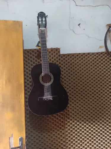 Violão em bom estado