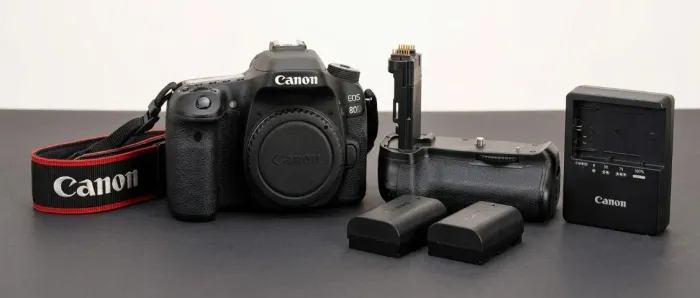 Canon EOS 80D + 2 Baterias + Grip + Carregador de baterias.