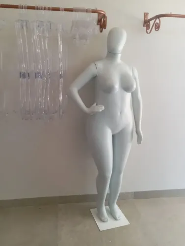 Manequim plus size cabeça de ovo plástico 3 braços