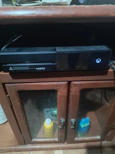 Vendo Xbox one completo, com duas manetes e um jogo incluso!
