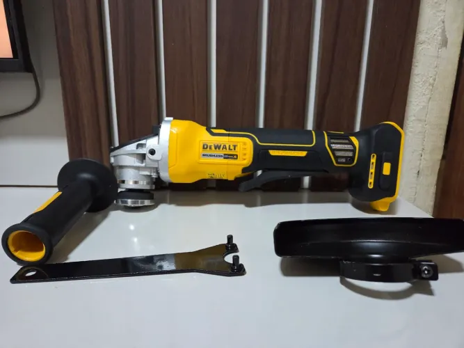 Esmerilhadeira Angular DeWalt DCG406 Brushless 20V Max XR 125mm NOVA SEM BATERIA