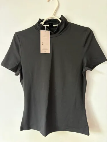 Blusa preta de gola com etiqueta M