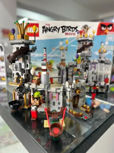 LEGO The Angry Birds Movie: O Castelo do Rei Porco 75826 INCOMPLETO