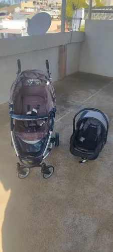 Carrinho de Bebê com Bebê Conforto