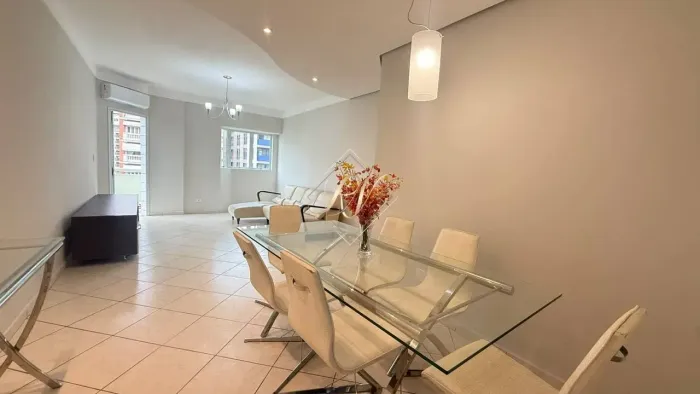 Excelente apartamento, de frente, sol da manhã no canal 3 à 3 quadras da praia do Gonzaga!