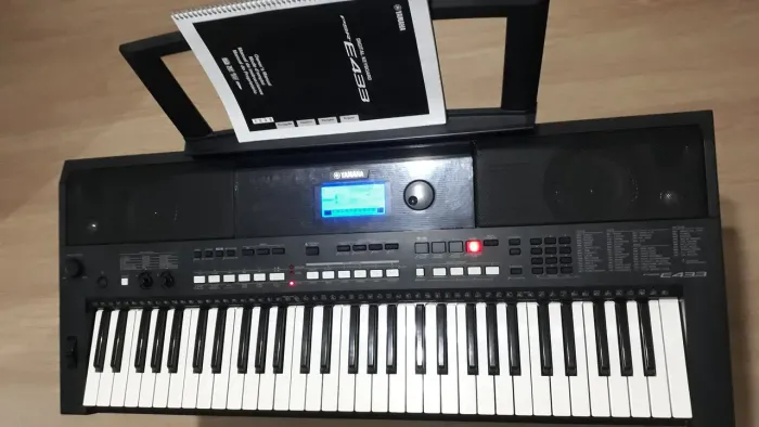 Teclado Yamaha PSR E433 Ritmos Brasileiros 
