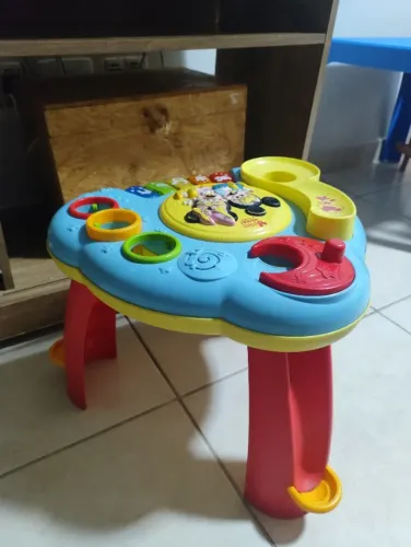 Mesa musical para bebês.