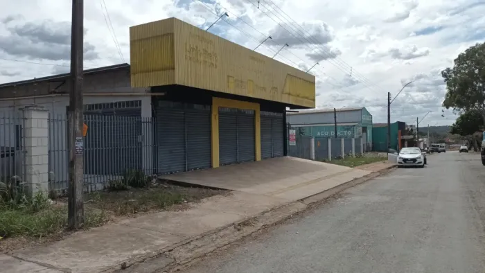Galpão comercial e industrial na Avenida Perimetral no Residencial Guarema, Goiânia, pátio