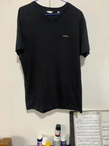 Camiseta calvin Klein preta gola V G algodão camisa