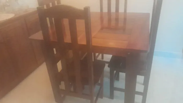 Mesa de madeira maciça.