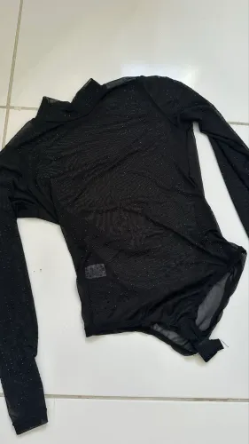 Blusa de tule com strass