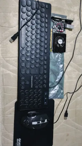 GT 730 funcionando perfeitamente com teclado mouse e mouse pad
