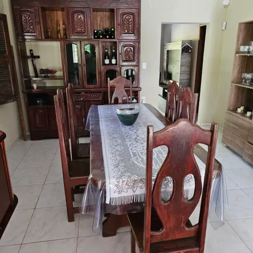 Mesa de Jantar em Madeira Maciça (Estilo Colonial) + Cristaleira