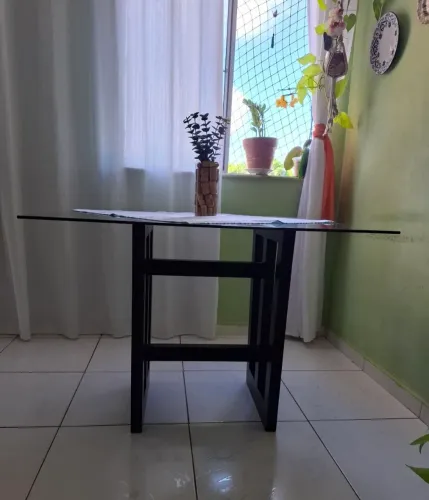 Mesa de Jantar com Tampo de Vidro (4 lugares)