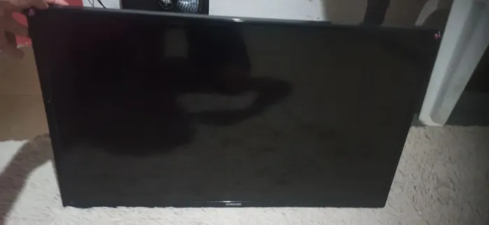 TV Samsung 32 Polegadas com um único defeito (acompanha base de apoio).