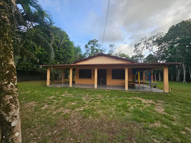 Casa ampla na na estrada de Mosqueiro, ótima para moradia, lazer, finais de semana.