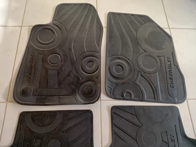 TAPETE DE BORRACHA ORIGINAL CHEVROLET : ONIX LTZ, PRISMA, CLASSIC , ONIX LT, CELTA.