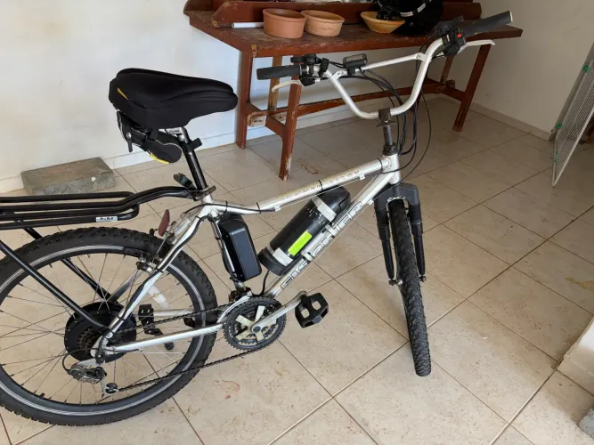 Bicicleta elétrica 350 W alumínio com 18 marchas usada