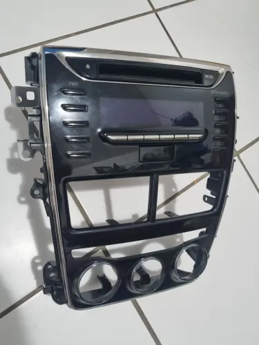 Som original do yaris com moldura 