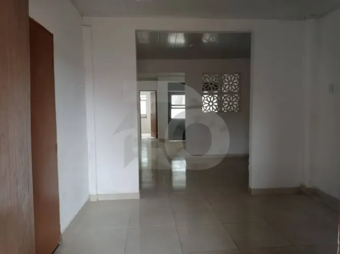 Casa no Bairro Industrial de 4 Quartos com Quintal e Área de Serviço