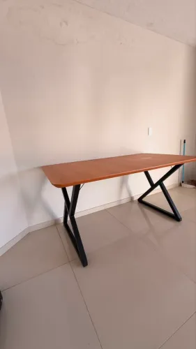 Mesa de Jantar com Design Moderno - Semi Nova