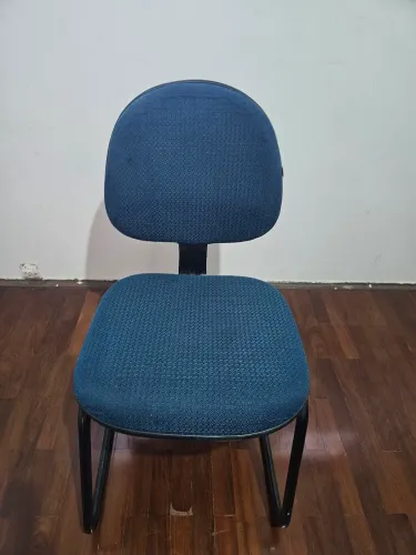 Cadeira para escritório almofadada azul
