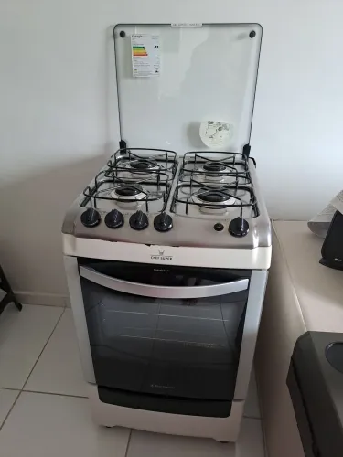 Fogão Electrolux 4 bocas, elétrico, convertido para gás encanado.