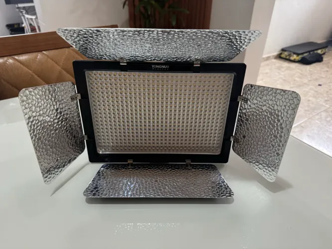 Painel de Luz LED Yongnuo YN600L II + Tripé