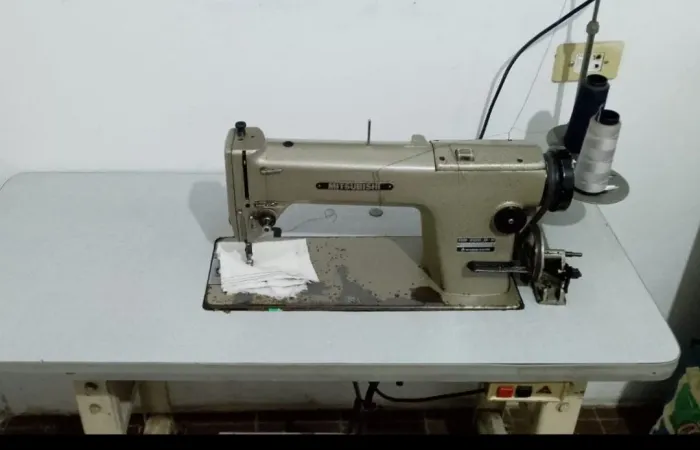 Máquina de costurar Mitsubishi