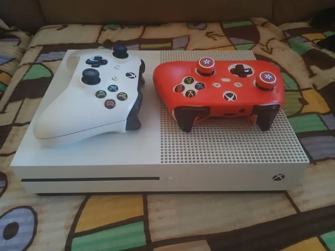 Xbox One S 1tera + 2 controles