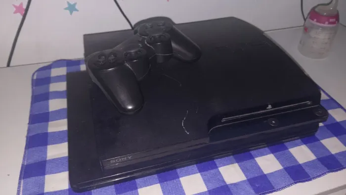 Playstation 3 slim, 2 Controles, HD de 500 gb, 14 jogos ?