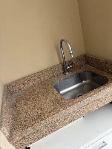 Conjunto bancada de granito com Cuba e revestimento churrasqueira