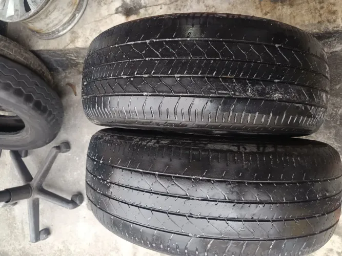 Vendo 2 pneus 215/60 Dunlop aro 17 R$ 220,00 reais os 2 