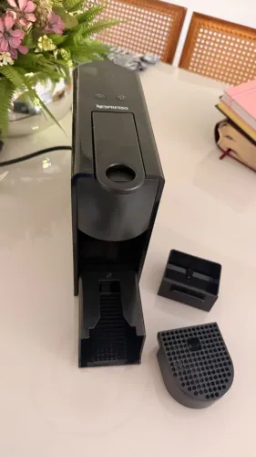 Cafeteira Nespresso Essenza Mini Preta - Nunca Usada 