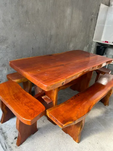 Vendo conjunto de mesa e bancos