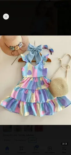Vestido infantil multicolorido.