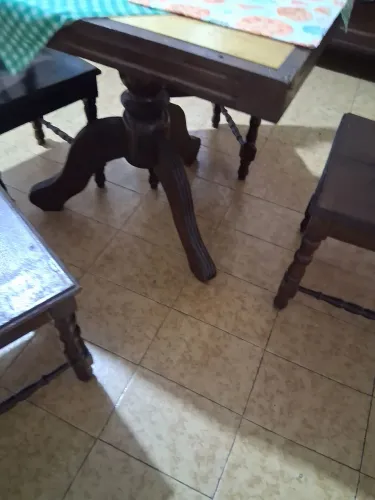 Mesa de madeira com.4 cadeiras