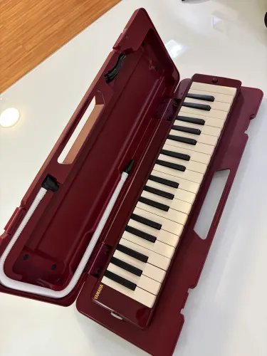 Melodica Yamaha 37 Teclas Vermelha ? Completa com Case e Acessórios