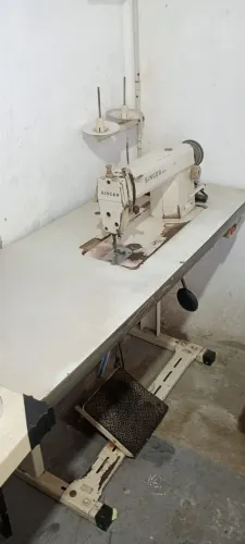 Máquina de costura reta singer