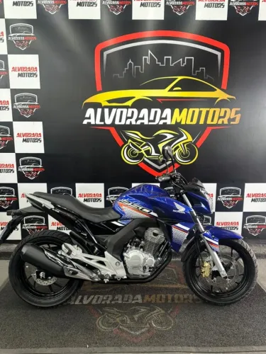 cb twister 250 2022 75.000 km. Já emplacada e à pronta entrega